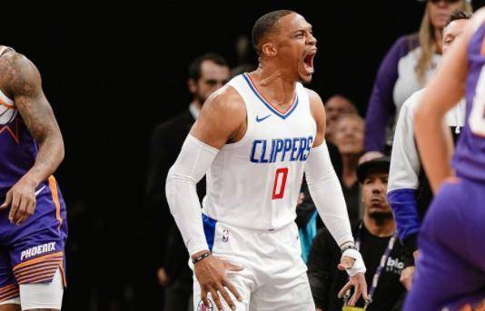 爱游戏全站-表现优异引发热议！，费德勒在FPX比赛中重要助攻全场沸腾不已(费德勒?)