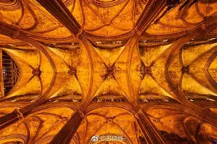 爱游戏手机版-巴塞罗那训练开放日，冲刺阶段远射贴柱引欢呼，葡超在即，团队化学反应显著(巴塞罗那传控打法视频)