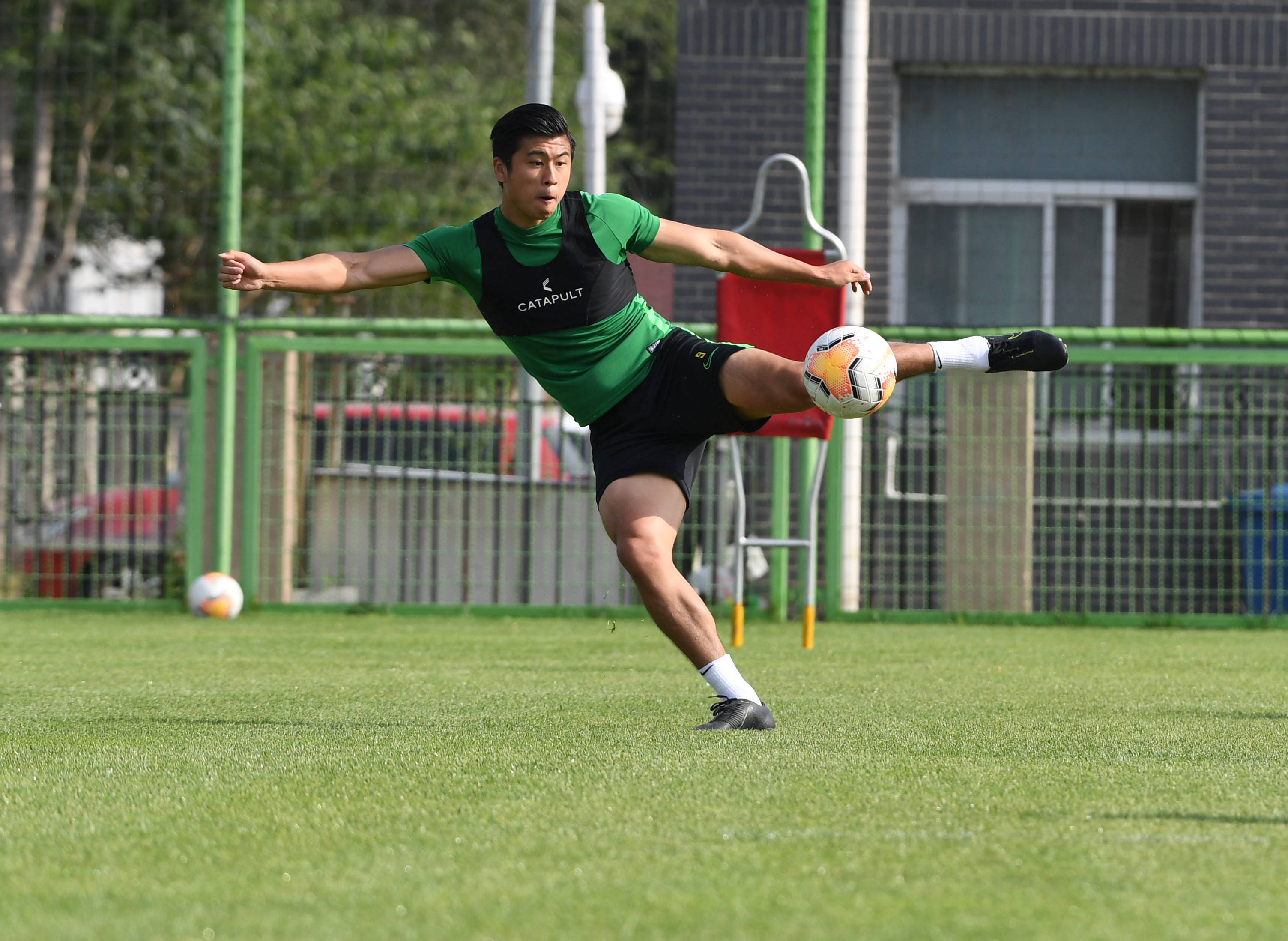 爱游戏手机版-北京国安训练开放日；今夜官宣签约引欢呼；德国杯在即；球队文化再被提及(北京国安累计被执行超8亿)